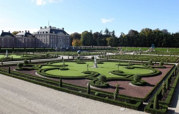 Gardens at Het Loo Palace - Palace and Gardens view
