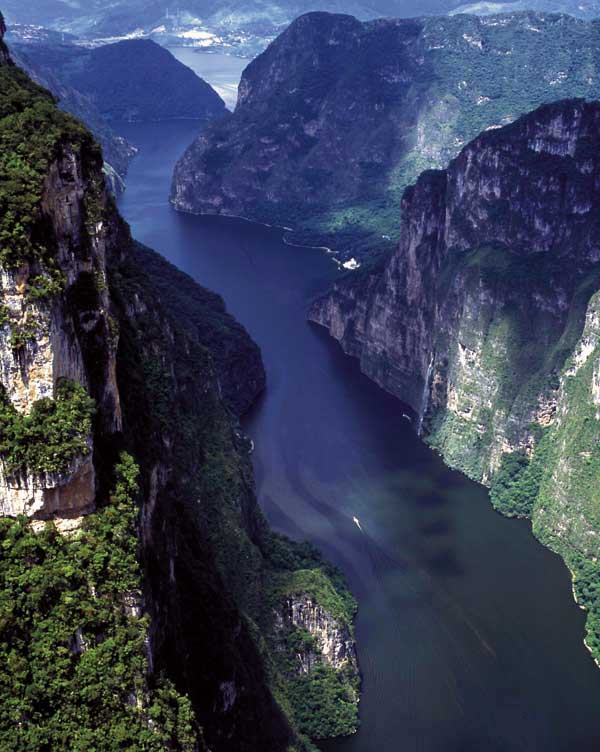 Sumidero Canyon in Mexic - Grijalva river